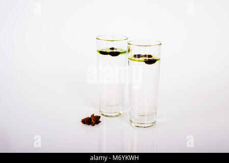 Aromatiche alcole di anice con i chicchi di caffè in un bicchiere, bere insieme, party drink Foto Stock