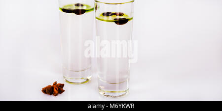 Aromatiche alcole di anice con i chicchi di caffè in un bicchiere, bere insieme, party drink Foto Stock