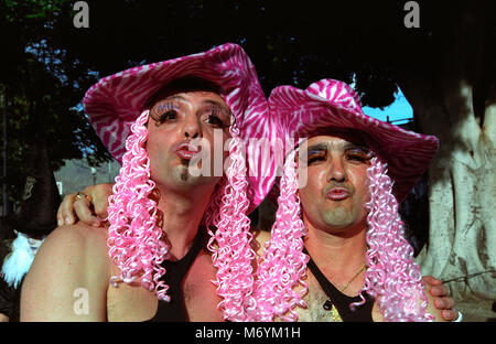Cross-ravvivatori presso il Mardi Gras Il carnevale di Santa Cruz, Tenerife, Isole Canarie, Spagna. 2004 Foto Stock