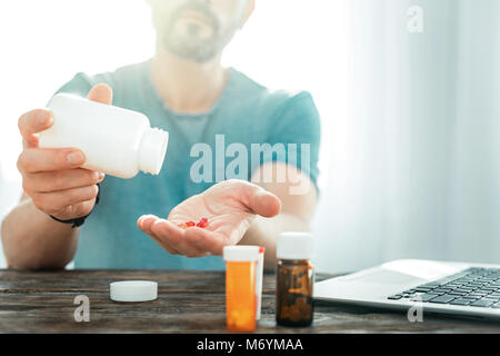Disponibile farmaci costosi essendo in mano mans. Foto Stock