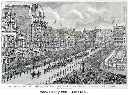 La regina Victoria e la processione reale viaggiano lungo Princes Street Edinburgh, sulla strada per l'esposizione internazionale di Edimburgo dell'industria, della scienza e dell'arte nei Meadows, incisione d'epoca del 1886 Foto Stock