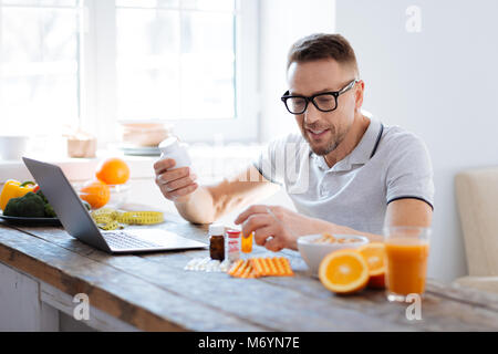 Affascinante mtramite l uomo studiando biohacking supplementi Foto Stock