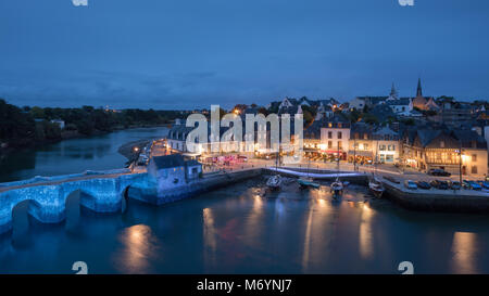 Pont Neuf e il Port de St Goustan di notte, Auray, Morbihan, Bretagne, Francia Foto Stock