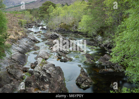 Acqua bassa in un'Ghairbhe fiume nr Kinlochewe, Wester Ross. La Scozia, Regno Unito Foto Stock