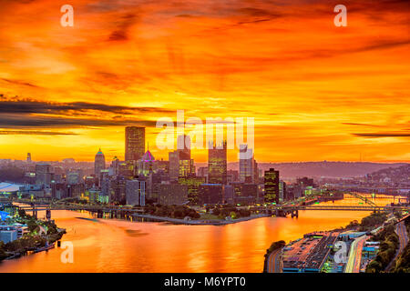 Pittsburgh, Pennsylvania, USA skyline all'alba. Foto Stock