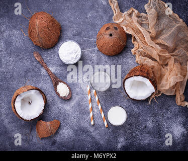 Set di latte di cocco, acqua, olio e trucioli. Foto Stock