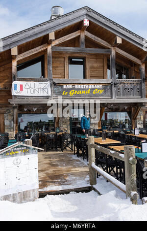 Il Chalet Style Le Grand Cry Bar e Ristorante dalle pendici del la stazione sciistica di Les Gets nelle Alpi francesi Haute Savoie Portes du Soleil Francia Foto Stock