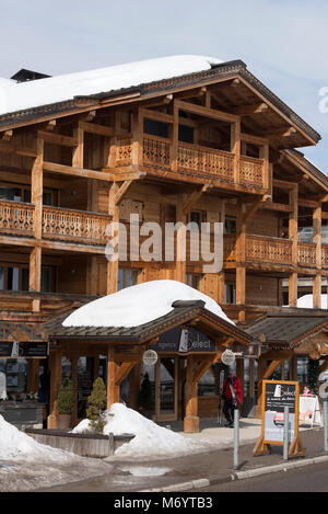 La piccola città alpina di Les Gets con stile Chalet e ristoranti, negozi, bar, alberghi e alloggi a sciare nelle alpi francesi Haute Savoie Francia Foto Stock