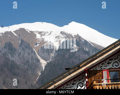 Chalet moderno in Morzine Haute Savoie Portes du Soleil in Francia con la coperta di neve Pointe de Nantaux nel Backgroundd Foto Stock