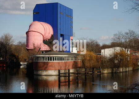 Il Landmark serbatoio di circolazione 2 dell'Istituto di ricerca per l'ingegneria idraulica e della costruzione navale (VWS) del TU di Berlino, Berlin-Tiergarten. Archit Foto Stock