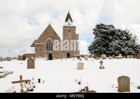 Chiesa di San Clemente, Old Romney su Romney Marsh, Kent nella neve. Foto Stock