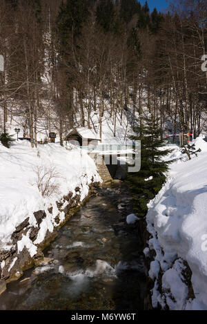 Un ruscello che scorre corre in Lac de Montriond vicino Argent Haute Savoie Portes du Soleil Francia Foto Stock