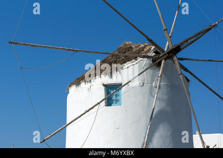 Il mulino a vento di bianco in Parikia, isola di Paros, Cicladi Grecia Foto Stock