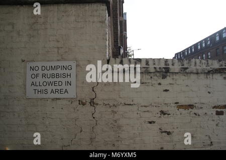 Dumping segno vietata sulla muratura muro di mattoni nella zona ovest di Londra Foto Stock