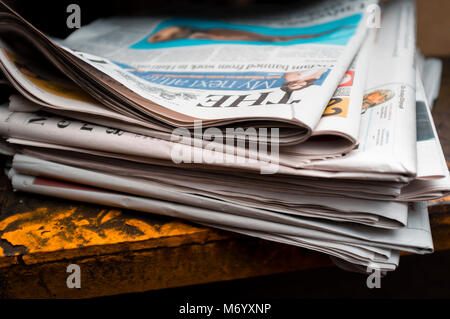 Un mucchio di giornali dal Regno Unito Foto Stock