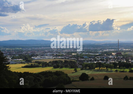 Panoramatic vista sulla città di Ceske Budejovice con torre nera Foto Stock