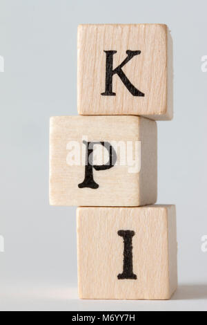 I KPI parola scritta in blocchi di legno,Indicatore chiave delle prestazioni Foto Stock