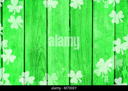 Verde sullo sfondo di legno con forme di trifoglio e spazio di copia Foto Stock