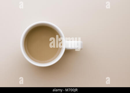 White tazza da caffè sul tavolo bianco Foto Stock
