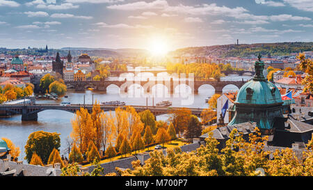 Visualizzare lo storico di ponti, Praga Città Vecchia e il fiume Moldava dal famoso punto di vista nella Letna Park (Letenske sady), bellissimo paesaggio autunnale Foto Stock