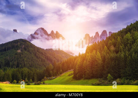 Santa Maddalena/Santa Magdalena e cime delle Dolomiti a Funes, Alto Adige, Italia Foto Stock