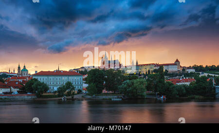 Prague Old Town includono il castello di Praga in background, uno dei più famosi luoghi di interesse di Praga al tramonto con il cielo drammatico. Foto Stock
