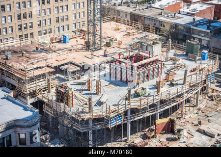 Vista aerea del condominio edificio in costruzione nel quartiere con vista lago Foto Stock