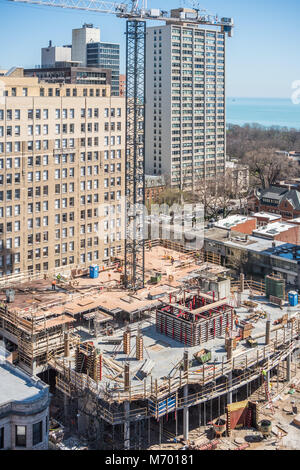 Vista aerea del condominio edificio in costruzione nel quartiere con vista lago Foto Stock