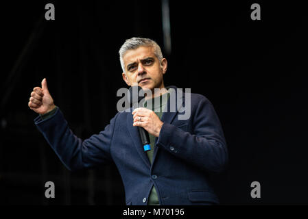 Sadiq Khan sindaco di Londra parla alla protesta per l'uguaglianza delle donne del 4 marzo organizzata da Care International a Londra, Regno Unito Foto Stock