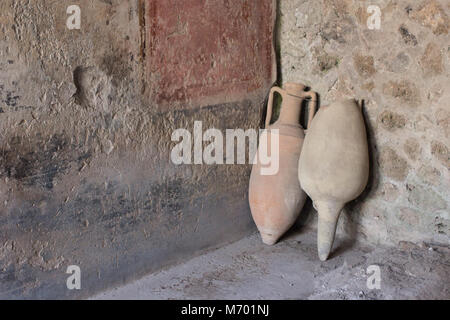 Anfore di argilla antica a Pompei, Italia Foto Stock