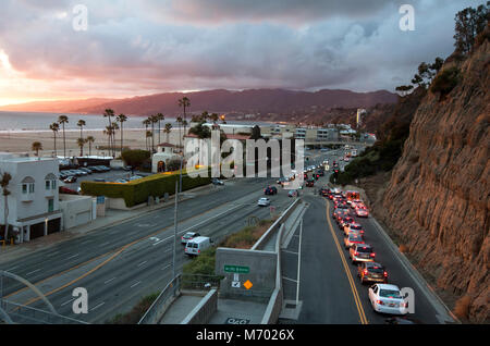 La pendenza della California si collega Santa Monica con la Pacific Coast Highway di Los Angeles, CA Foto Stock