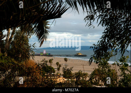 Una vista panoramica della Santa Monica Pier da Palisades Park sulle scogliere che si affacciano sull'Oceano Pacifico a Los Angeles, CA Foto Stock