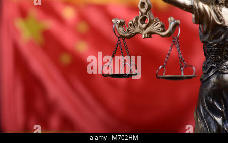 Il diritto e la giustizia, il concetto di legalità, bilancia della giustizia, Justitia, Lady giustizia davanti alla bandiera della Cina in background. Foto Stock