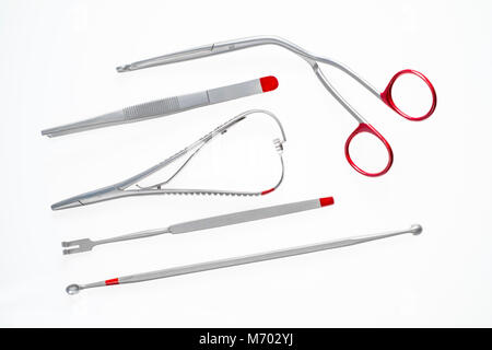 Diversi medici e strumenti chirurgici isolato in bianco Foto Stock