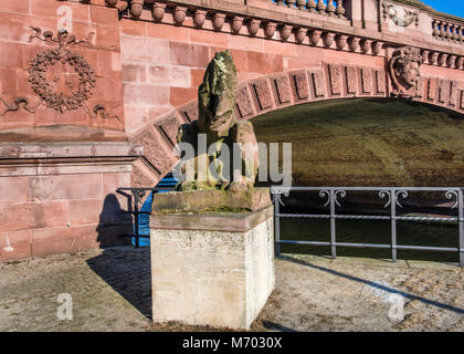 Berlino, Mitte. Moltkebrücke, ponte Moltke. Ponte in arenaria rossa sul fiume Sprea con sculture e dettagli scultorei Griffin danneggiati Foto Stock