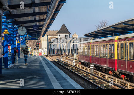 Berlino Treptow.Parco Treptower S-Bahn stazione ferroviaria con la piattaforma,binari,ponte & persone in attesa per il treno. Berlino trasporto rete dei " commuters " Foto Stock