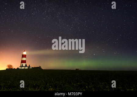 Faro di notte con aurora boreale nel cielo e il fascio di luce dal faro Foto Stock