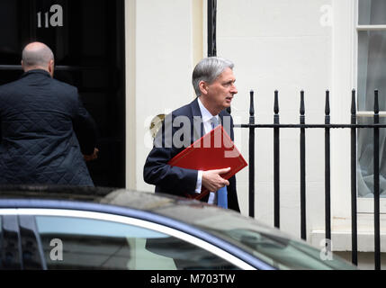 Il cancelliere Philip Hammond lascia 11 Downing Street, Londra, per la Camera dei comuni per il primo ministro di domande. Foto Stock