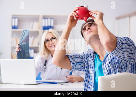 Paziente maschio arrabbiato con costosi healthcare bill Foto Stock
