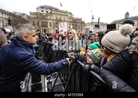 Sadiq Khan sindaco di Londra incontro con il pubblico dopo il marzo 4 donne la parità protesta rally in Trafalgar Square. Stringono le mani con i bambini Foto Stock