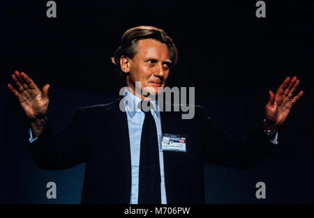 Congresso del partito conservatore al Blackpool Winter Gardens 1985 Michael Heseltine Segretario di Stato per la difesa alla conferenza, ha rassegnato le dimissioni il seguente anno oltre il Westland elicottero affare. Il Tory annuale conferenza di partito in Blackpool con Margaret Thatcher come primo ministro e leader del partito Foto Stock