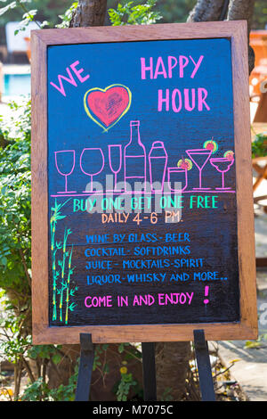 Happy hour dettagli sulla lavagna di Tharabargate Hotel, Tharabar Gate Hotel, Bagan, Myanmar (Birmania), l'Asia in febbraio Foto Stock