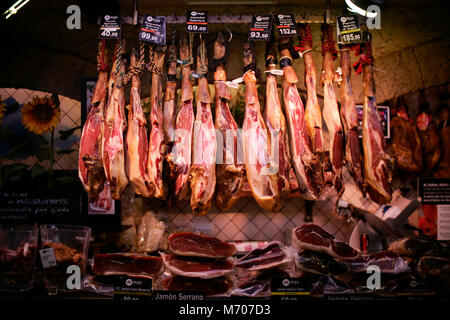 Barcellona, Spagna - Produrre, carni e pesce in offerta al mercato la Boqueria a Barcellona, Spagna. Foto Stock