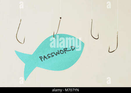 Ganci di pesce e la password scritta su un foglietto di carta a forma di pesce - Phishing e sicurezza internet concept Foto Stock