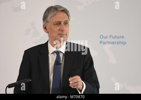 Il cancelliere dello scacchiere Philip Hammond a Canary Wharf a Londra offrendo un discorso su Brexit dove egli farà si che il caso di accesso preferenziale per la Gran Bretagna il settore dei servizi finanziari per il mercato unico. Foto Stock