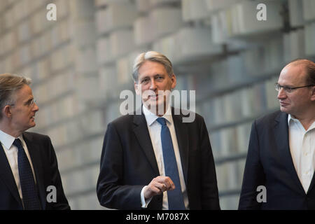 Il cancelliere Philip Hammond arriva a HSBC Regno Unito sede a Canary Wharf, East London con il CEO John selce (sinistra) e Presidente Mark Tucker (destra) prima di effettuare un intervento di lasciare l'Unione europea e che cosa significherà per i servizi finanziari. Foto Stock