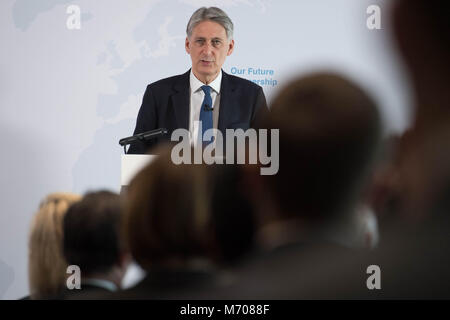 Il cancelliere dello scacchiere Philip Hammond a Canary Wharf a Londra offrendo un discorso su Brexit dove egli farà si che il caso di accesso preferenziale per la Gran Bretagna il settore dei servizi finanziari per il mercato unico. Foto Stock