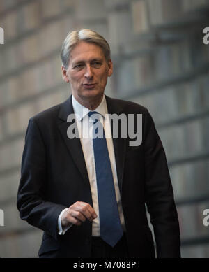 Il cancelliere dello scacchiere Philip Hammond a Canary Wharf a Londra prima di consegnare un discorso su Brexit dove egli farà si che il caso di accesso preferenziale per la Gran Bretagna il settore dei servizi finanziari per il mercato unico. Foto Stock