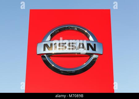 Risskov, Danimarca - 28 Ottobre 2017: logo Nissan su un pannello. Nissan è una multinazionale giapponese produttore di automobili Foto Stock