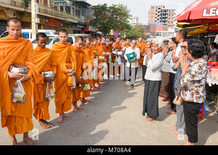 Battambang, Cambogia - 15 Gennaio 2018: i monaci durante la raccolta del cibo a Battambang in Cambogia Foto Stock